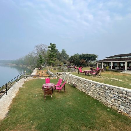 Chitwan Riverside Resort Sauraha Exterior foto