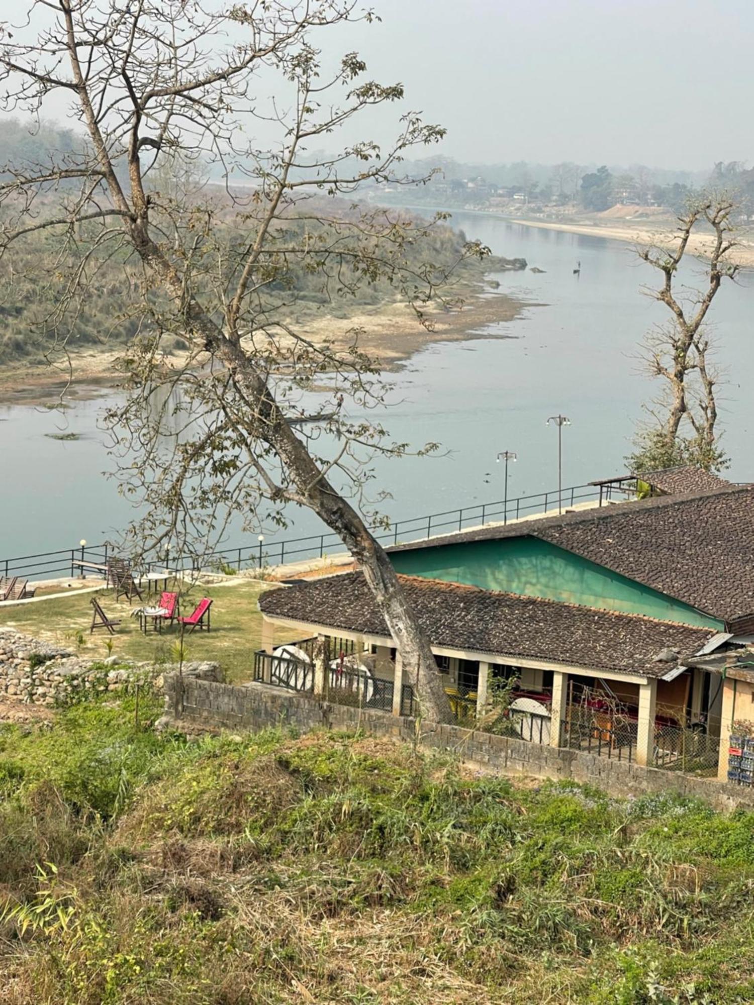 Chitwan Riverside Resort Sauraha Exterior foto