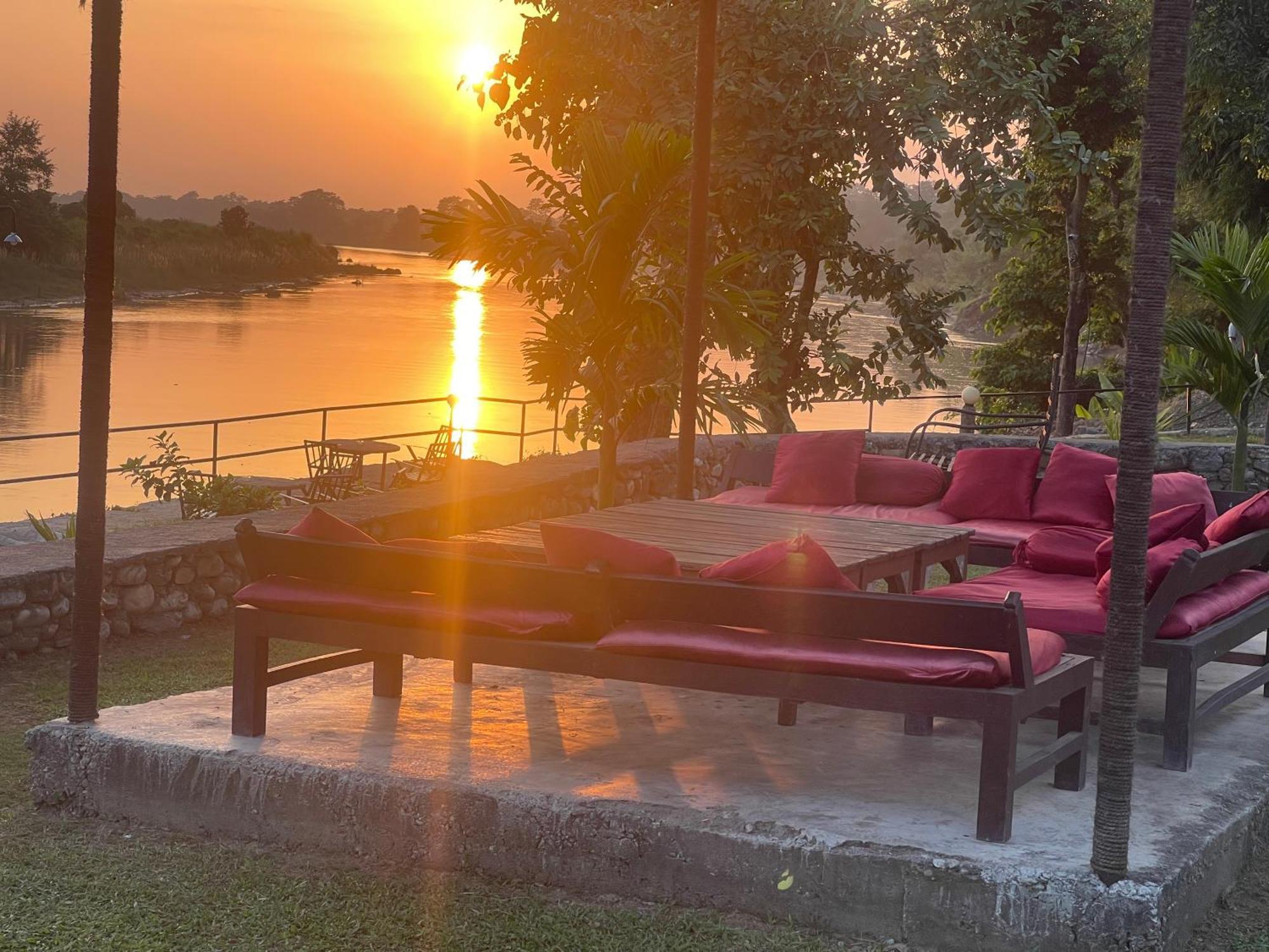 Chitwan Riverside Resort Sauraha Exterior foto