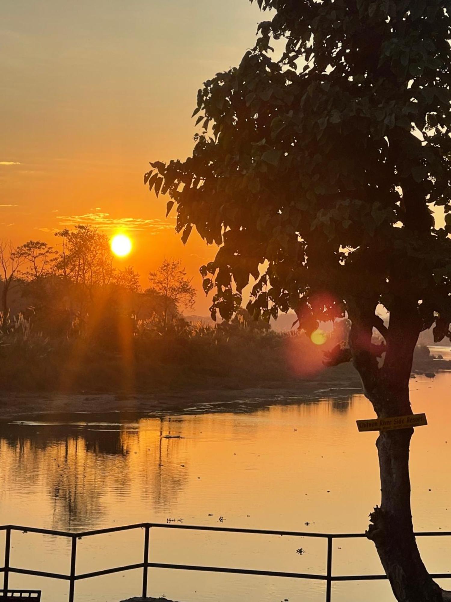 Chitwan Riverside Resort Sauraha Exterior foto