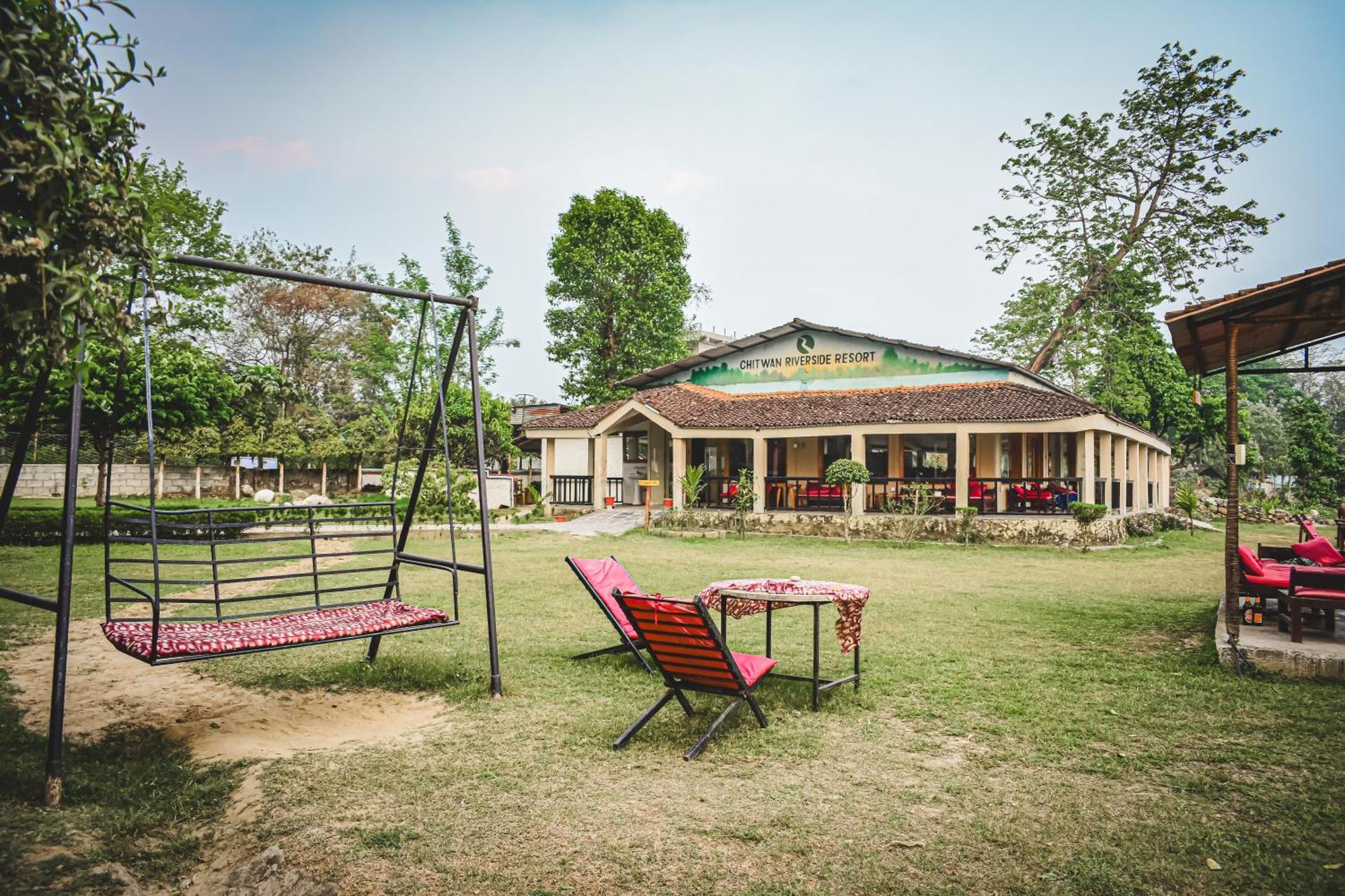 Chitwan Riverside Resort Sauraha Exterior foto