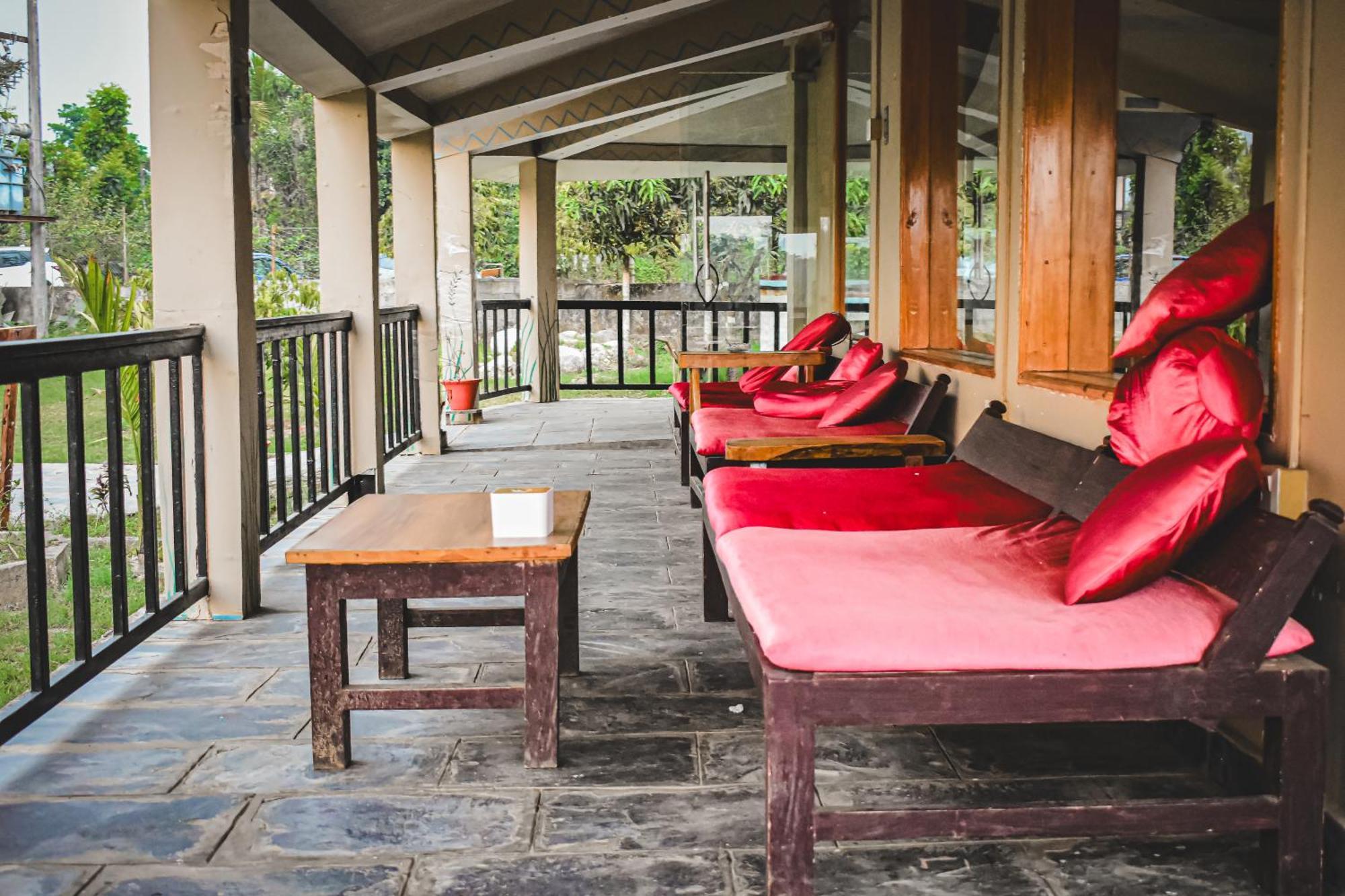 Chitwan Riverside Resort Sauraha Exterior foto