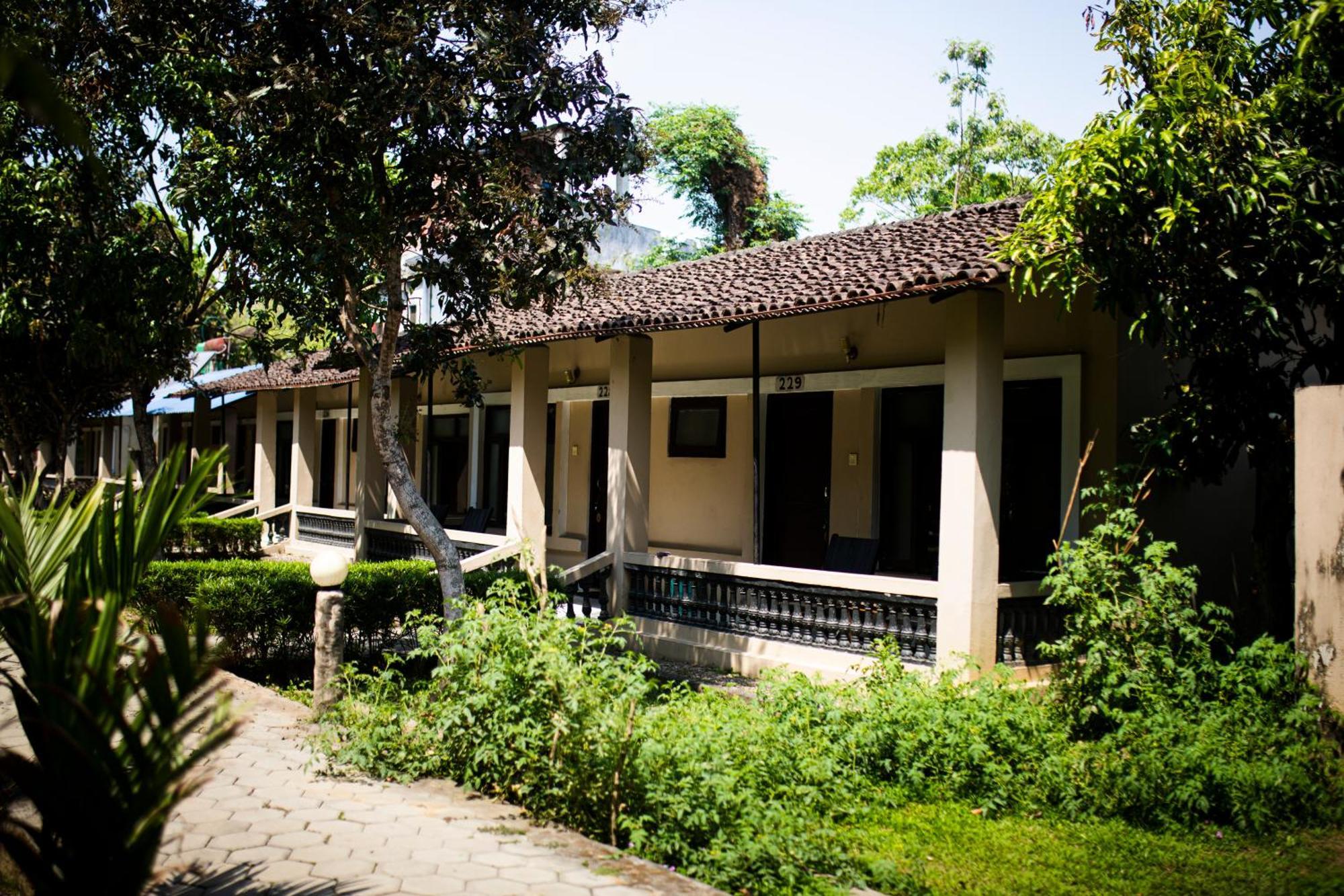 Chitwan Riverside Resort Sauraha Exterior foto