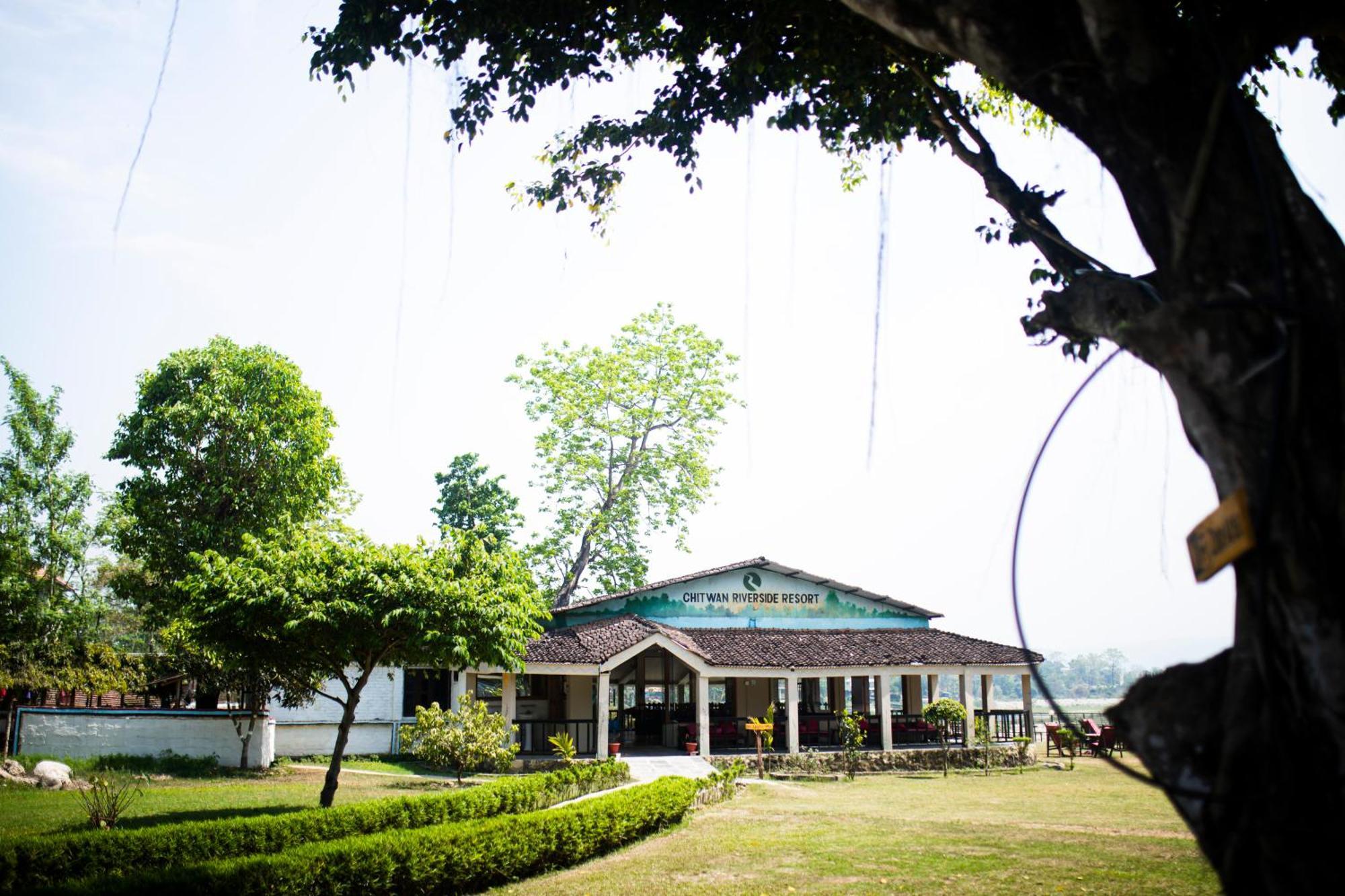 Chitwan Riverside Resort Sauraha Exterior foto