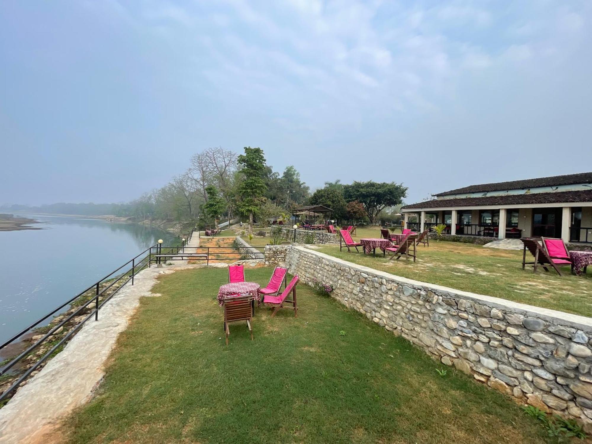 Chitwan Riverside Resort Sauraha Exterior foto