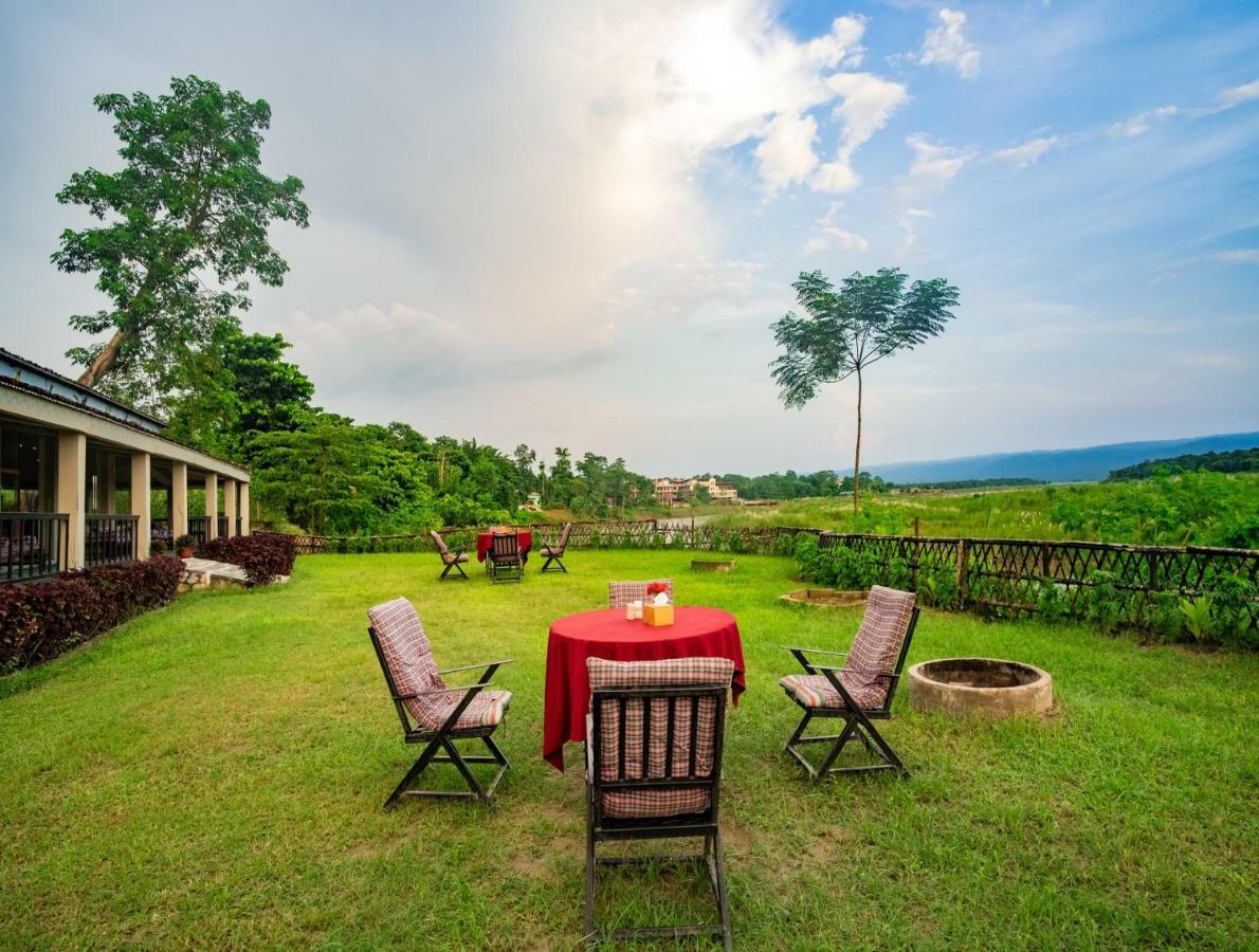 Chitwan Riverside Resort Sauraha Exterior foto