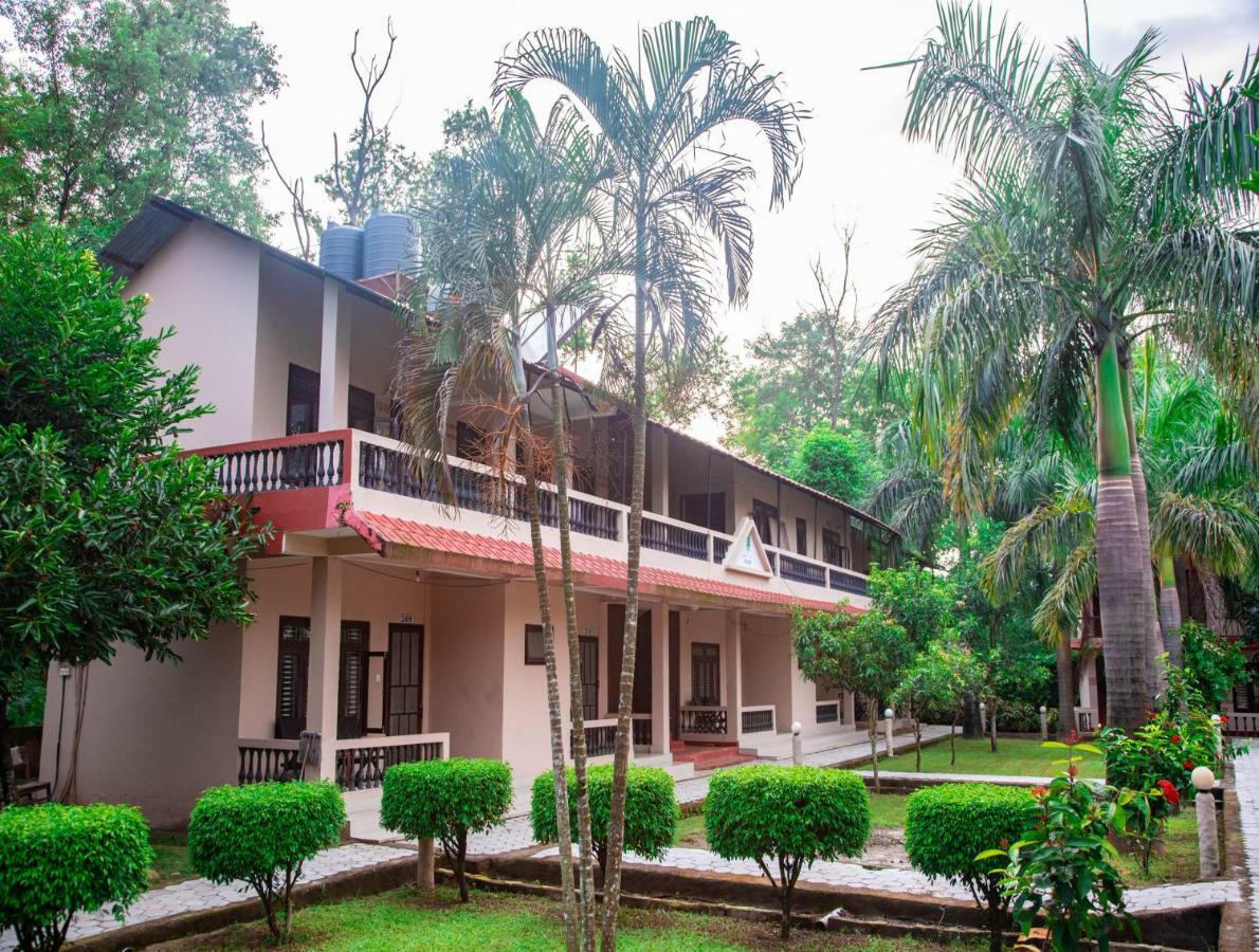 Chitwan Riverside Resort Sauraha Exterior foto