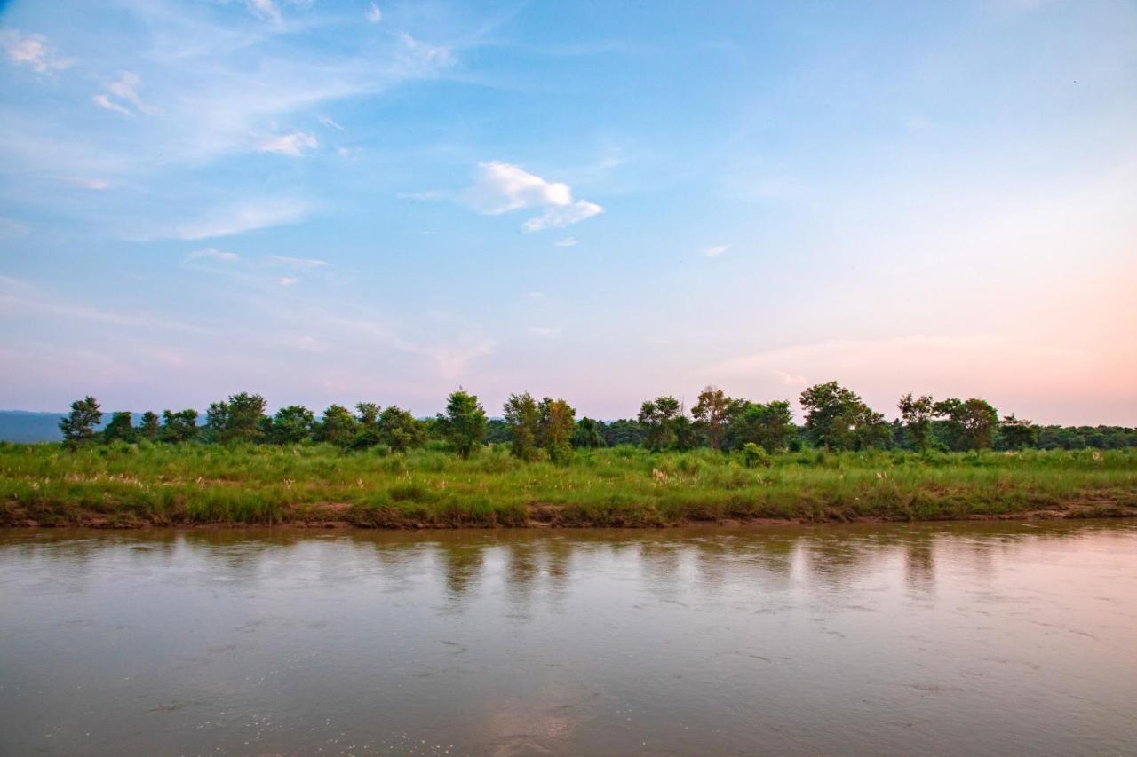 Chitwan Riverside Resort Sauraha Exterior foto