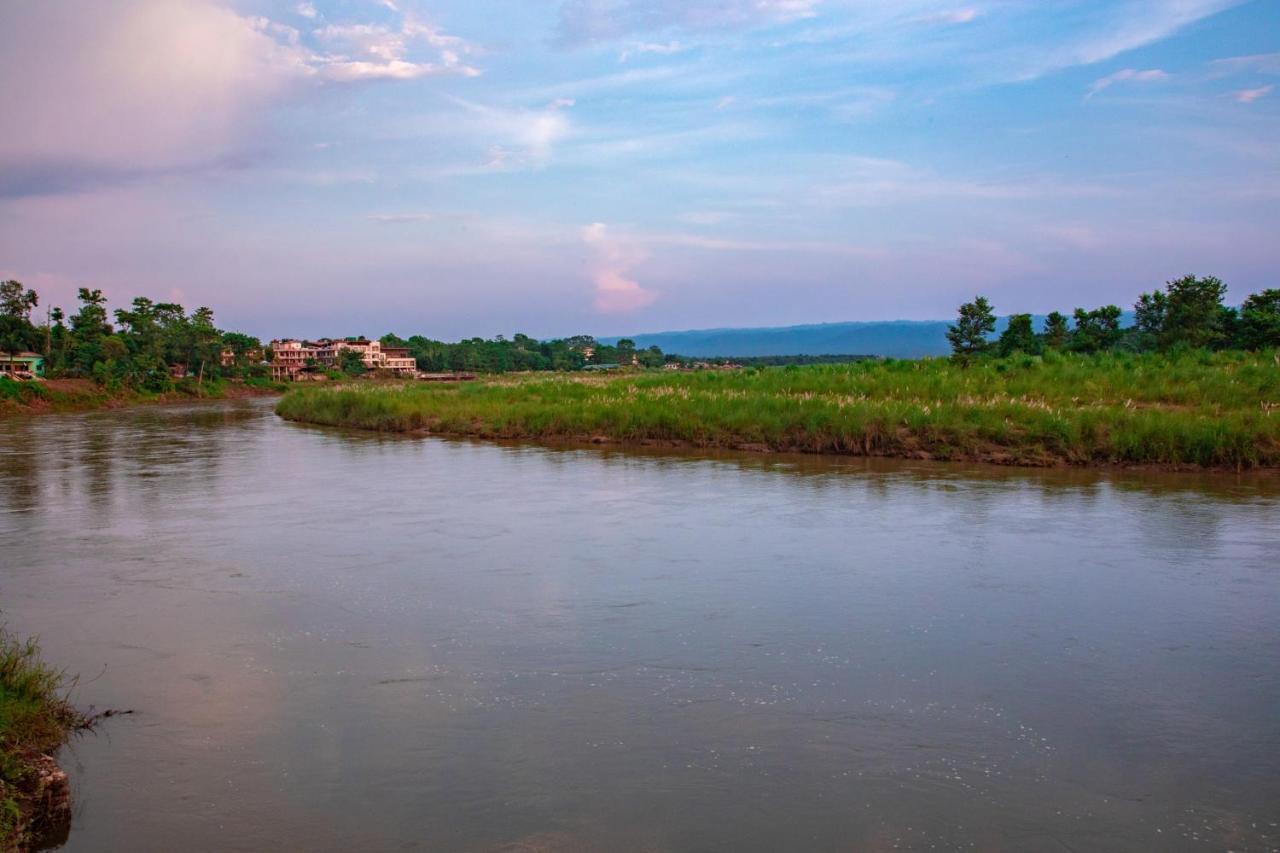 Chitwan Riverside Resort Sauraha Exterior foto