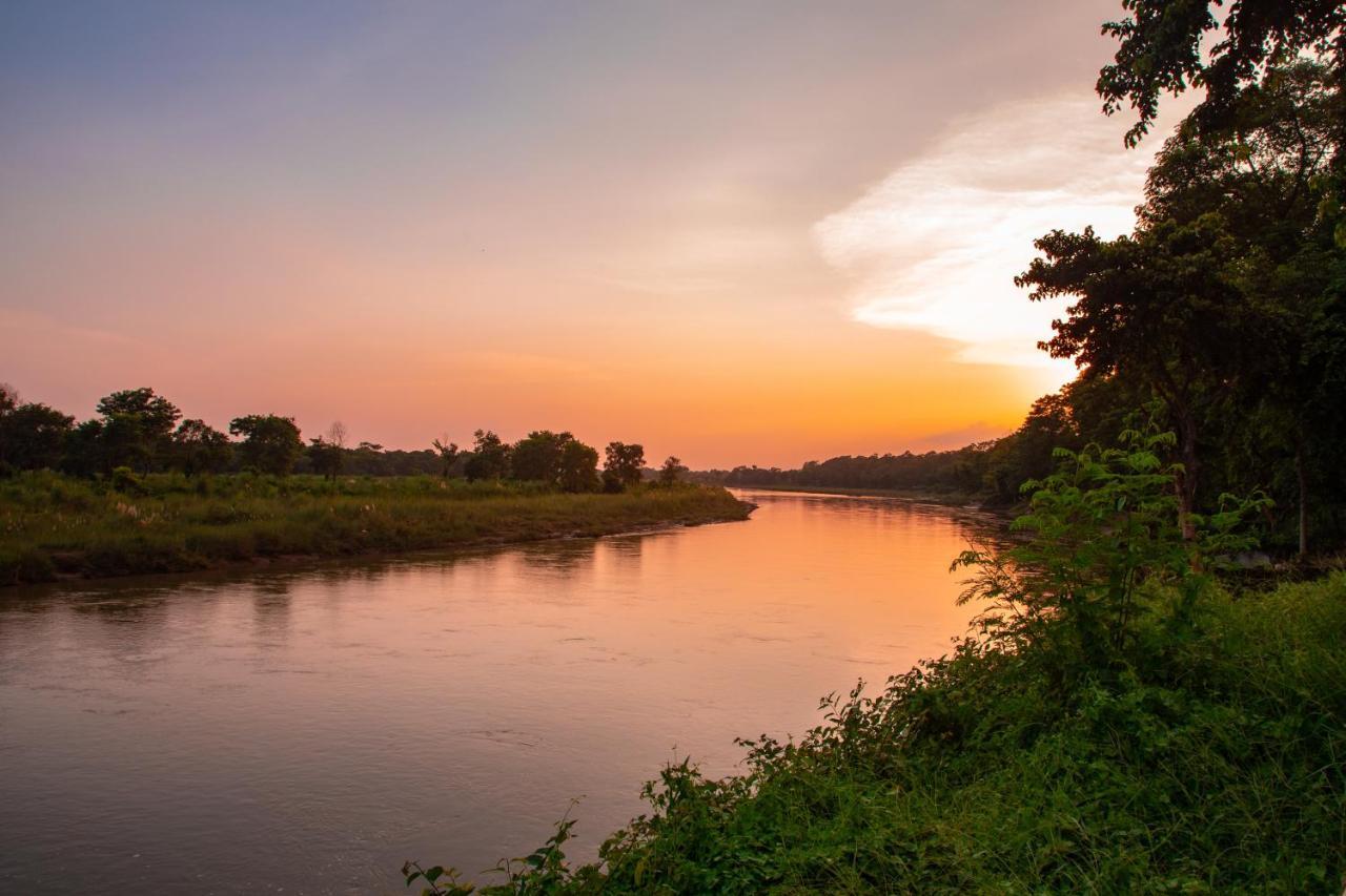 Chitwan Riverside Resort Sauraha Exterior foto