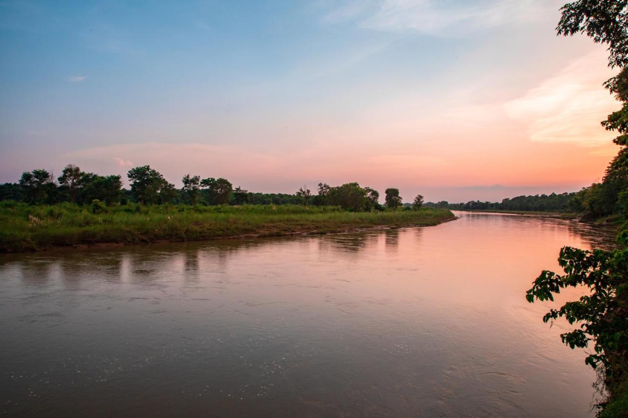 Chitwan Riverside Resort Sauraha Exterior foto